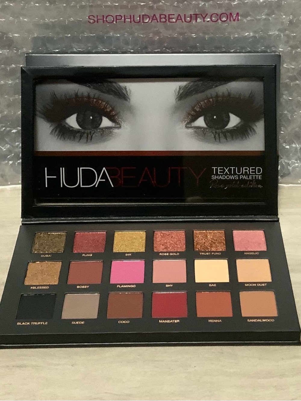 Huda  beauty textured eyeshadow palette new